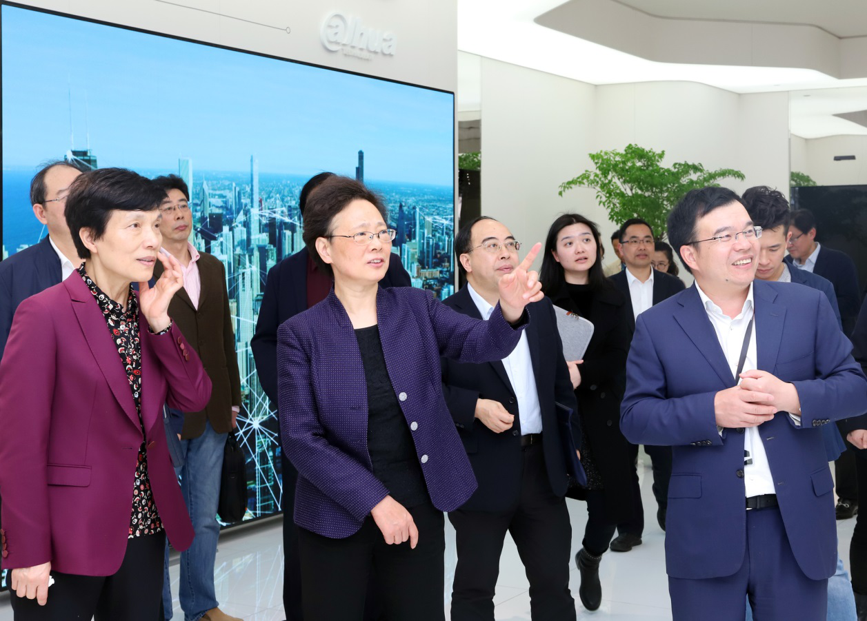 浙江省人大常委会党组书记、副主任梁黎明一行莅临qy·球友会科技股份召开专项调研